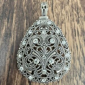 Premier Designs Unbelievable Pendant Silver Plated Cut Crystal Filigree Magnetic